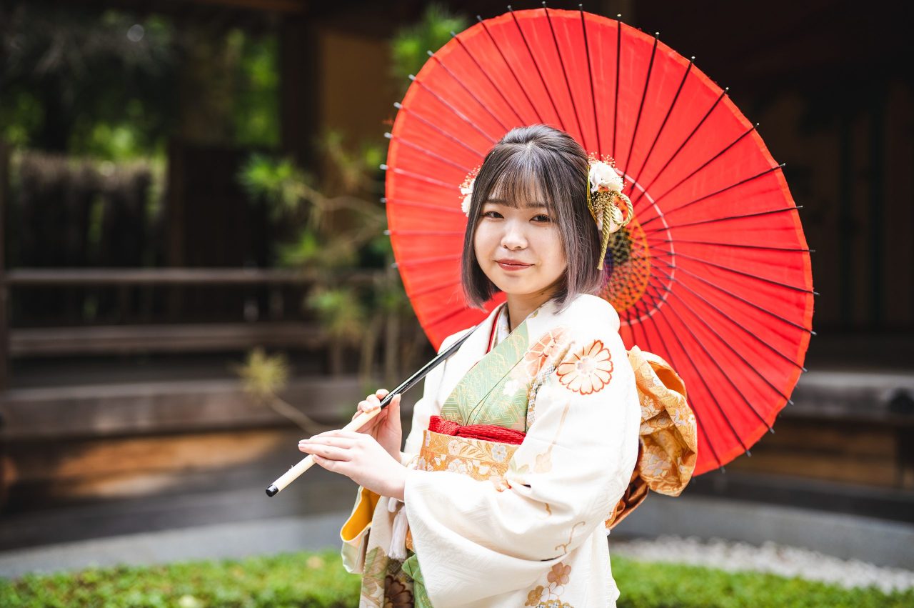 武田神社でのお振袖ロケーション撮影です。お母様のお振袖を着られたお嬢様です。和傘が良くお似合いでした。
