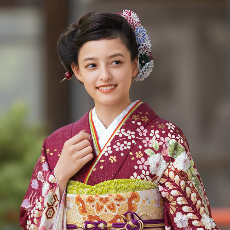 紫色の振袖を着たモデル