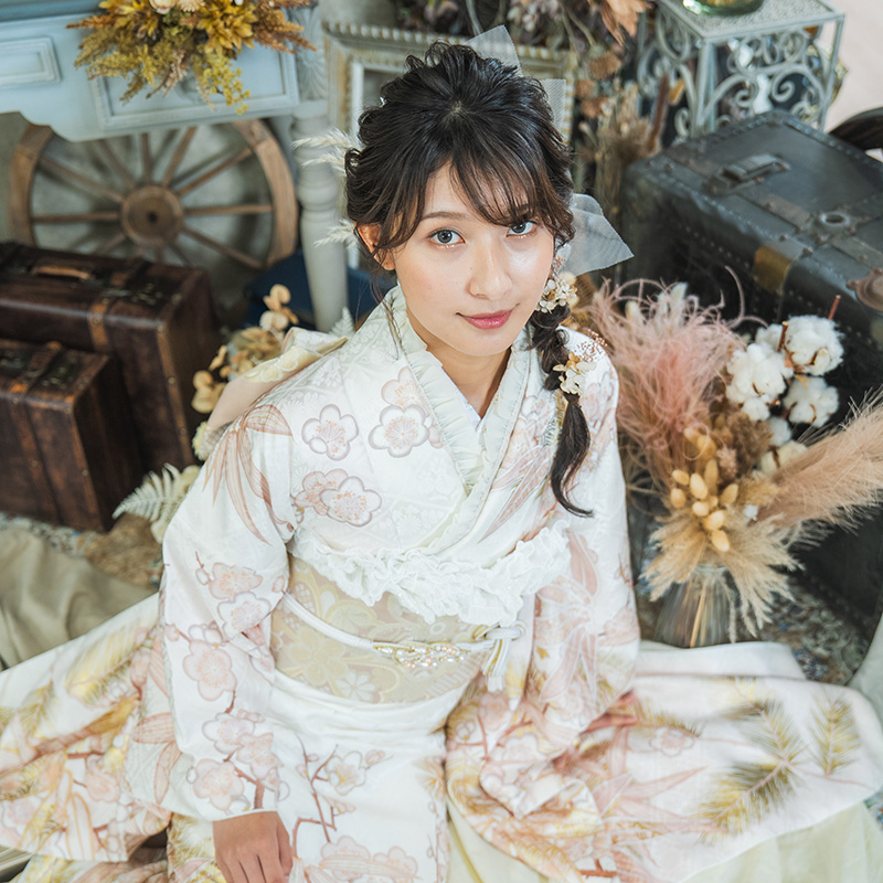 ふじやのスタジオ撮影をした白い振袖を着た女性