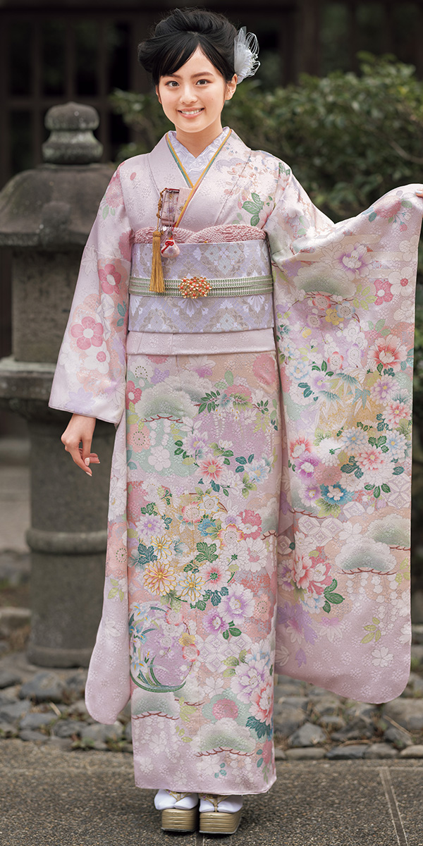 桃色の振袖を着たモデルの全身画像