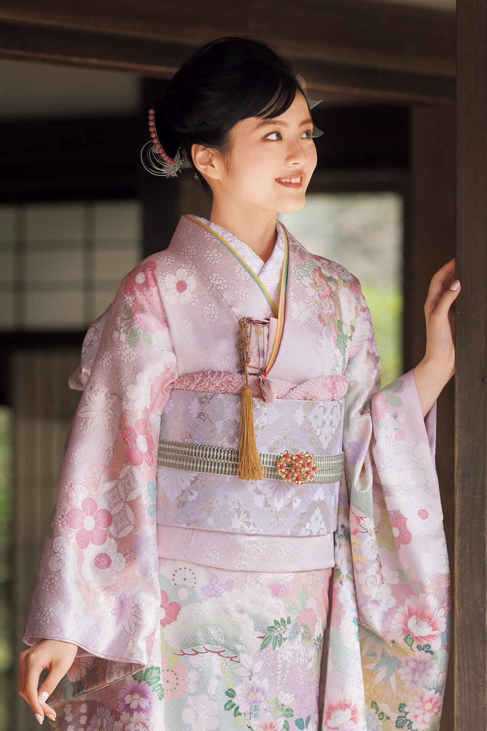 HATACHIのピンクの振袖を着たモデル